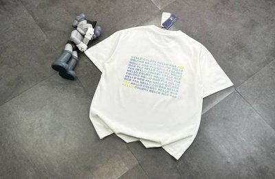 潮牌Fila斐乐官网同款同步短袖！胸口Logo点缀胸前，简约又不失时尚感，一眼就狠狠拿捏住了！正肩版型对各种身材都很友好，穿起来整个人显得挺拔又精神，瞬间男友力