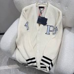 prada普拉达 prada 普拉达24Ss1913刺绣开衫 采用粗纺膨体棉纱 与普通棉相比膨体棉会有种蓬松柔软的手感 版型蓬松 1319和p的图案贴布经过专业