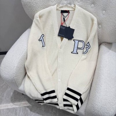 prada普拉达 prada 普拉达24Ss1913刺绣开衫 采用粗纺膨体棉纱 与普通棉相比膨体棉会有种蓬松柔软的手感 版型蓬松 1319和p的图案贴布经过专业