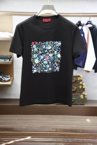 P170Gucci古奇，2025新年新款第一批短袖，进口匹马棉质T恤 呈现常规版型。3D数码印花图案印花，礼赞中国蛇年 罗纹针织领口 面料舒适柔软有型，不易变形