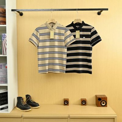 Burberry 巴宝莉25S新款男士商务休闲条纹polo衫 采用针织提花面料，垂感十足，不易变形起皱！不沾毛！轻盈透气舒适！ 前身的经典Tb烫画图案立体饱满，