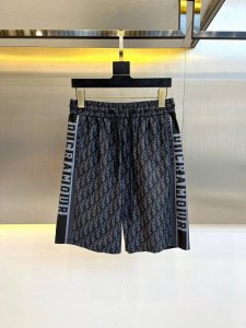 dio迪奥、25S春夏款最新印花沙滩裤短裤，采用客供高档定制速干聚酯纤维面料，%80聚酯纤维、%20氨纶、这样的面料微弹柔软舒适更垂顺，内里全包边做工精致，腰部