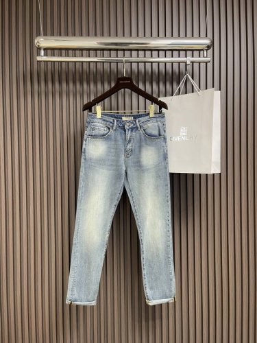 Burberry 2025Ss新款后袋Tb标识牛仔裤 经典原味中蓝色 百搭好款磨破猫须 客供原厂五金 媲美专柜细节 完美版型纯正早春必入款 尺码 28-38 有