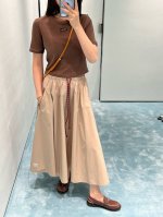 原版开发 高版本 Mium*25春夏新品，原版开发进口记忆真丝运动风长半裙！原版定制面料轻盈舒适透气质感超赞！侧边撞色波浪刺绣工艺织带！经典伞摆大A裙摆百搭减龄