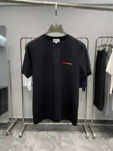 pra25Ss春夏新款平纹针织棉布基础圆领短Tee，男女同款红色橡胶铭牌装饰休闲短袖T恤衫！贸易公司渠道稀出，领先官网发售！P家新款T恤以其精湛的面料、巧妙的设