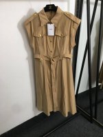 款号20253220 Celin*新款 马车金扣 翻领收腰工装背心连衣裙 配腰带 卡其色 粉红色 黑色 S-Xl M码 胸围104 腰围86 长113