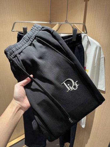 Dio*迪*奥 2025春夏新款男女同款休闲抽绳织带休闲裤 男女同款 裤腿Logo图案刺绣设计 时尚运动休闲裤 面料采用进口材质 100%专属面料制作而成 面料