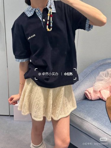 Mium*U 25春夏新品 蓝色格纹拼接翻领假两件短袖polo衫，原版开发！高版出品！注意对版复刻袖口拼接处纯手工剪裁毛须边，细节到位。超多明星博主在秀，学院风