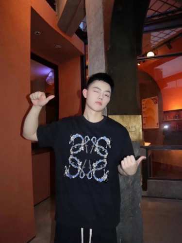 上新： 款号：G010 Loewe 罗意威新款经典胸前印花Logo休闲圆领短袖T恤 1面料采用260克纯棉双纱面料 柔软亲肤、透气性强，定位裁剪工艺Oversi