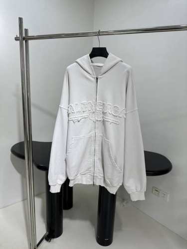 新品New Year Series 25 Hoodie常规版型拉链连帽卫衣 复古平纹针织面料，大版剪裁 正面饰以Logo patch 贴布绣 艺术作品 复古磨边