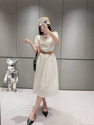 上新 prad* 普拉达 25Ss新款短袖连衣裙 减龄少女 三角标修身配腰带 修身显瘦！！ 颜色：黑色 白色 码数：Sml S码推荐： 80~100 M码推荐：