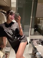 Lvnba联名短袖 今年Lv和Nba出的联名款不要太可。这件前面是Lv的字母，Logo中间是球场的规则线，背面是Nba的英文全称。宽松松版型原版面料高版本高品质