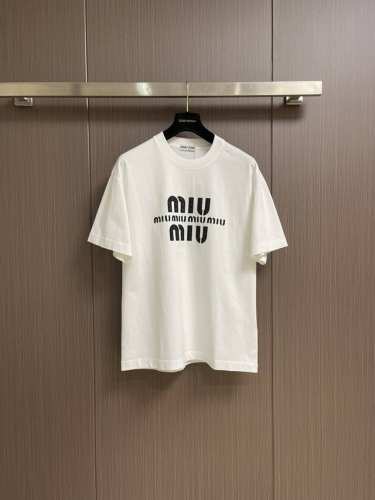 Miumiu 2025Ss 字母烫钻印花T恤 素色基础款短袖，从一件T恤开始！剪裁设计真的很巧妙，面料方面选用高克重质感布料的同时兼顾了柔软的触感，胸前经典Lo