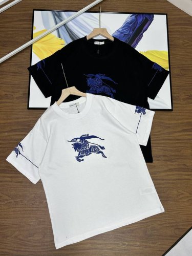 Burberry巴宝莉25年两色立体徽章重工刺绣短袖T恤超百万针重工战马刺绣，胸口＋两侧手臂 高端大气。大身面料270G平织纹精梳纯棉面料，经过预缩，洗水两道工