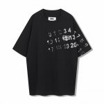 p120【主推让利-10】Maison Margiela马吉拉Mm6绘画涂鸦袖子印花圆领短袖、26支280克重磅精梳爽滑双纱平纹面料、印花工艺、有黑白两色、尺码