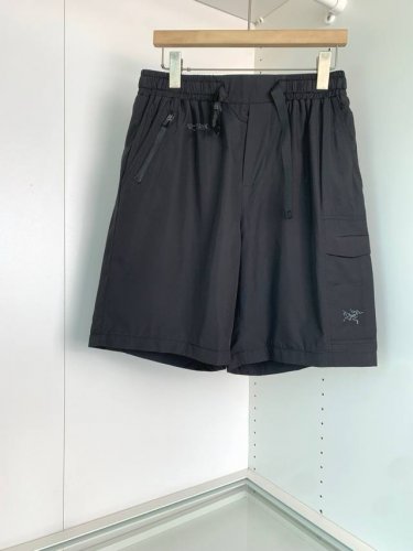 夏季新款运动系列短裤，腰际搭扣款沙滩休闲短裤，侧边工装口袋装饰+时尚Logo标志点缀 沙滩旅游必备款，面料表面平整，亲肤却不透，上身干爽，入手丝滑，表面有很好的