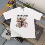 上新 款号：Dg25631 2025新款Burberry巴宝莉拼接玩偶熊图案Logo字母印花休闲情侣短袖T恤，经典图案设计，朋克不羁！！采用250G克重纯棉面料