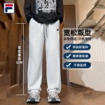 上新 P120 【Fila斐乐 25春款刺绣直筒宽松休闲裤】 ◆采用棉纤水洗面料，立体裁剪，上身潮流有型，大流水制作，手感柔软，不掉色。两侧斜插袋设计，上身版型