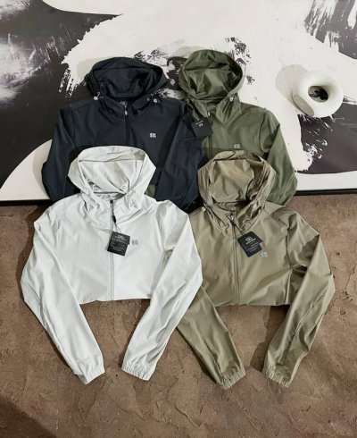 上新 Kolon Sport 可隆25Ss夏款薄外套防晒衣皮肤衣男女同款 采用优质拉伸性面料，搭配动态裁剪版型，贴合肩部、手臂等关节的动态轮廓，提升运动中的伸展