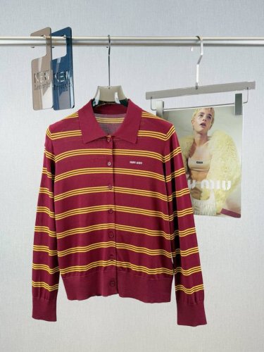 Miumiu polo领条纹开衫 100%天丝面料 轻复古红黄相间条纹，胸前字母Logo徽章，低饱和度色彩，碰撞于经典条纹中，清雅的大气时髦，怎么凹造型都吸睛满