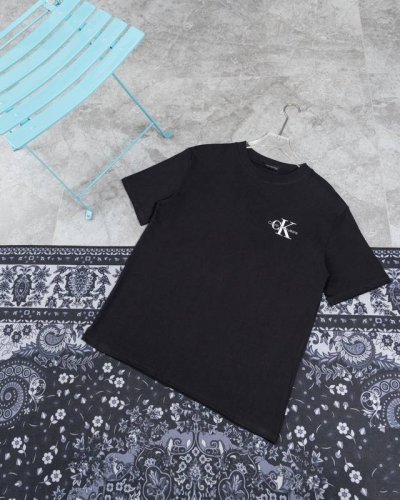 款M225 Ck小标短袖 Calvin Kleinck 男女情侣休闲圆领短袖T恤，印花+刺绣一体的工艺，成本增加耗时耗力。 莱卡面料质感非常细腻 手感柔软平滑