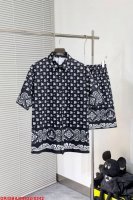 Nina p 2025春夏新款来袭～～这家品质控推荐，这款男士衬衫套装饰有像素格效果标识印花，非常适合夏天穿着 有序格纹的设计， 休闲居家旅游必选，微阔的剪裁，