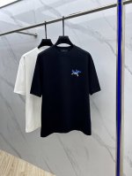 Arc*始祖鸟 2025Fw春夏新品圆领打底外穿T恤，立体感Logo微廓形半袖纯棉打底，手感面糯有骨感，柔而有韧性。工艺处理，韧性和抗皱性能得到大幅度提高。微廓