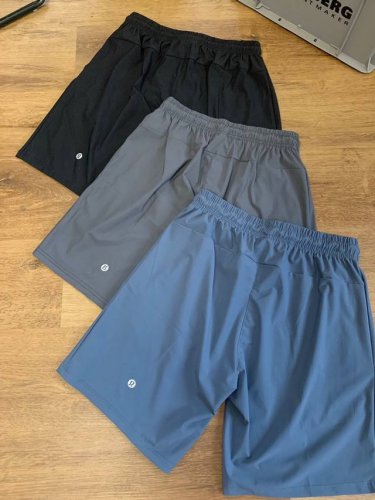 lululemon 露露乐檬 夏季新款运动休闲速干短裤，男子拉链裤袋运动五分短裤，亲肤 透气 舒适 弹力抽绳裤腰。两边侧袋拉链设计、清爽速干！户外 运动 跑步
