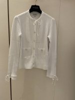 cc25Ss度假系列新品 提花抽绳针织套装 时髦在线的抽绳系带 领口与袖口串线的设计非常别致 立体编织花纹 减龄又有趣 棉质针织面料 柔软舒适 直筒版型上身显长