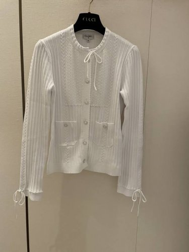cc25Ss度假系列新品 提花抽绳针织套装 时髦在线的抽绳系带 领口与袖口串线的设计非常别致 立体编织花纹 减龄又有趣 棉质针织面料 柔软舒适 直筒版型上身显长