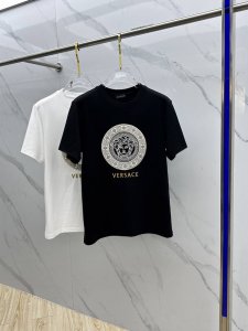 Versace*范思哲 2025Fw春夏新品圆领打底外穿T恤 立体感Logo常规半袖纯棉打底T恤 棉 手感面糯有骨感 柔而有韧性 工艺处理 韧性和抗皱性能得到大