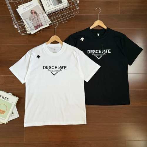 descente 迪桑特 新款三角字母Logo 圆领短袖T恤 -面料采用260G纯棉面料，达到透而不露的黄金平衡点，完美规避透视尴尬，成衣尺寸稳定，多次机洗仍能