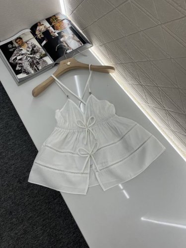 chane*2025新品上架 蝴蝶结吊带背心 定制Yb丝棉材质 舒适细腻 质感十足 交叉吊带背心剪裁 深V胸衣式领口搭配蝴蝶结开襟点缀 可爱中透露性感 配上通体