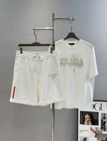上衣- 。裤子- 。 Prad*普拉达25S春夏新款男士休闲短裤，原单推荐！高端品质之选 一款休闲裤兼备的百搭裤型.也是男士衣橱里不可缺少的搭配神器，属于实穿型