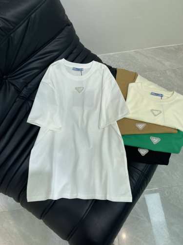 prad*25春夏新品重工珠片刺绣Logo短袖T恤 精致常规版型上身巨显瘦！ 定制最新三角图案 低调奢华！ 时髦精必备单品解锁所有穿搭！ 认准我家品质！经典单品