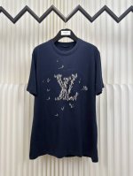路易威登Lv 帆船刺绣短袖 本款棉质T恤致意跨大西洋航游之旅的繁华港口 以妙趣笔触描绘 Lv Regatta 图案 可轻松升级夏日造型 胸前帆船刺绣巧筑大号 L