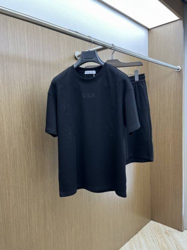 超级爆款 套 Cd 高端定制 2025春夏新款首发专柜最新款短袖短裤休闲套装 高端订制 设计前卫时尚！品牌Logo重工艺设计 高端定制纯棉面料.手感柔软.穿着舒