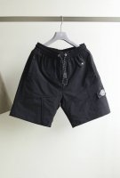 sto*E Isla*D 石*岛 25年夏季新款工装短裤 以石头岛的运动宽松的版型设计为基调，石头岛经典罗盘徽标设计为亮点，穿搭潮味十足 颜色：黑色 咖色 码数