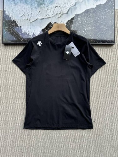descente迪桑特综训运动健身男士圆领短袖透气排汗弹性T恤夏季 独家爆款 现货男款. 这款针对中高强度综合训练与运动项目设计的短袖针织衫。采用专柜经典针织面