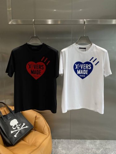 驴家 Lvt恤 经典又百搭，胸口那大大的红色爱心超吸睛。“Lvers Made paris”的字样，透着浓浓的法式浪漫 面料柔软亲肤，M-3Xl 隔天