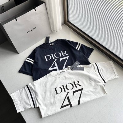 上新 Dior 迪奥 1947号 黑篮 印花拼袖短袖T恤 夏天真的超好搭的一款 面料：原版 定制全棉竹节10S 预缩定型 同缸染色罗纹 绝无色差！ 辅料：原版开