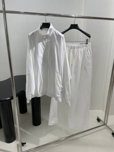 *新品Tape Type Tracksuit廓形版型夹克配套运动长裤 选用轻薄科技超细罗缎质地 常规版型剪裁 胸部和后背饰以艺术Tape Type Tracks