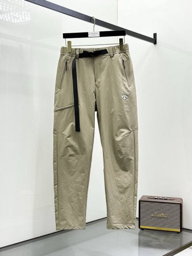 迪桑特春夏25Ss休闲裤金典再次出现，原单订制高品质时尚休闲裤。超级百搭款。独家定制面料，挺阔有型，贴身舒适。原版定制专柜最新五金辅料。超靓版型、上身显腿修长，