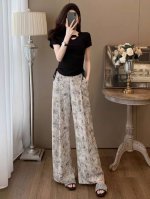 码数 S-M-L-Xl-Xxl 颜色 黑色~花色 面料 棉~聚酯纤维 描述 上身简约有格调的短袖衫 轻松解锁时髦淑女Look 简约精致可搭性强 胸前领扣小爱心精