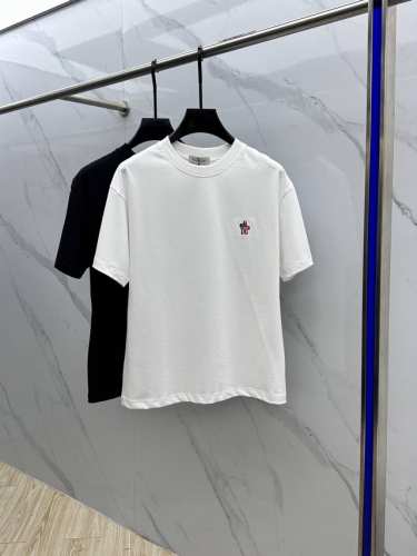 Moncler 蒙口 2025Fw春夏新品圆领打底外穿T恤，立体感Logo常规半袖纯棉打底T恤，棉，手感面糯有骨感，柔而有韧性。工艺处理，韧性和抗皱性能得到大幅