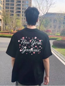 New Era X Mlb-Ny 樱花圆领短袖男女同款半袖T恤 面料采用260G双纱纯棉面料、经过高温预缩处理，配套同缸1X1螺纹，反复水洗不易变形。 定位裁剪