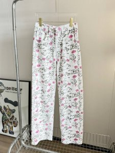 品名 Chan*L 小香山茶花晕染腮红牛仔裤 尺码 S.M.L 颜色 白色 香香子Zui新大爆款来啦 小香山茶花牛仔裤 好甜蜜啊 初春穿搭看这里 很久没有碰到