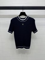 上新原单高端品质 Chane* 2025春夏最新系列！圆领修身针织短袖！定制针织材质 细腻肌理 柔软舒适 圆领针织短袖裁剪 通体利用钩针肌理交织 勾勒出坑条纹理