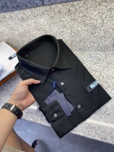 prad 普拉哒25 Ss 全年常穿衬衣高货精致官网细节专柜热卖款衬衫 立挺亲肤有光泽 彰显高雅格调 天然彩贝纽扣作为点睛之笔 于细节处体现优雅不凡 独特的领钉
