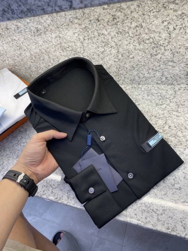 prad 普拉哒25 Ss 全年常穿衬衣高货精致官网细节专柜热卖款衬衫 立挺亲肤有光泽 彰显高雅格调 天然彩贝纽扣作为点睛之笔 于细节处体现优雅不凡 独特的领钉